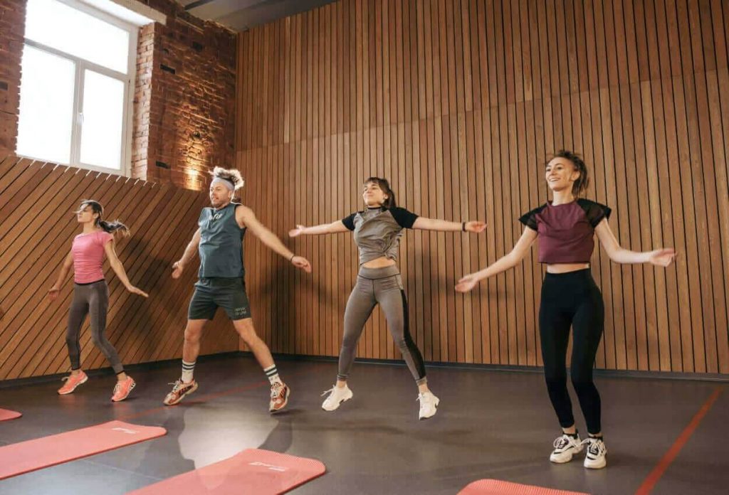 Los jumping jacks para realizar ejercicio cardiovascular