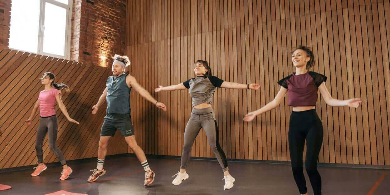 Los jumping jacks para realizar ejercicio cardiovascular